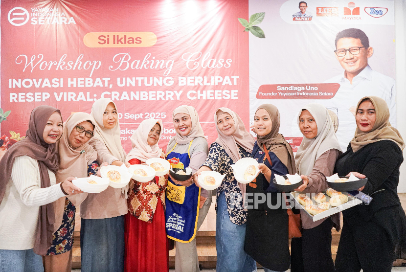 Pelatihan baking yang diikuti ibu-ibu agar mereka bisa menciptakan lapangan kerja mandiri.
