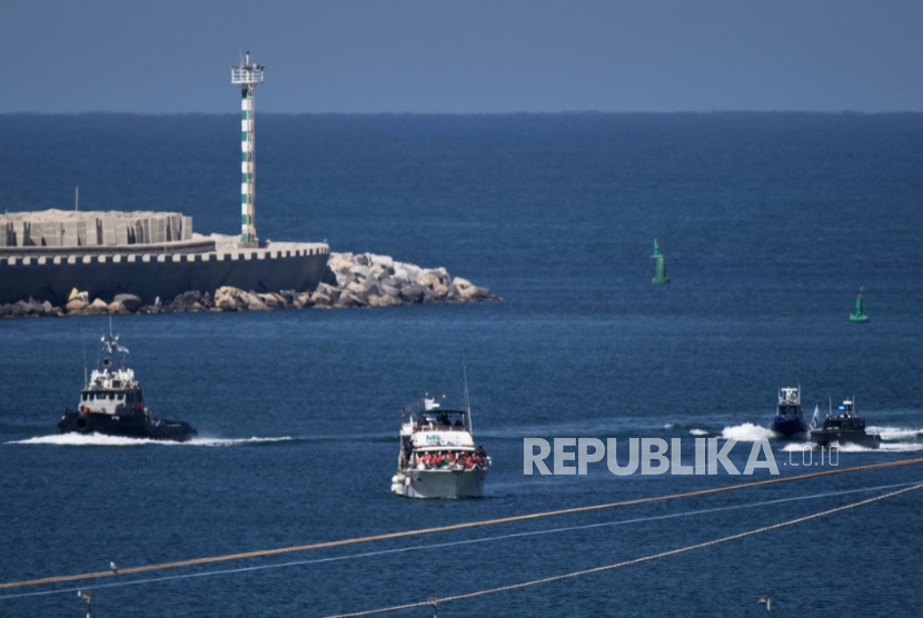 Kapal Angkatan Laut Israel menarik kapal dari Armada Sumud yang mereka bajak menuju pelabuhan Ashdod, Israel, Kamis 2 Oktober 2025.
