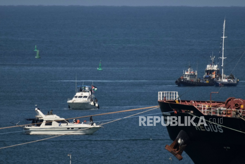Kapal Angkatan Laut Israel menarik kapal dari Armada Sumud yang mereka bajak menuju pelabuhan Ashdod, Israel, Kamis 2 Oktober 2025.
