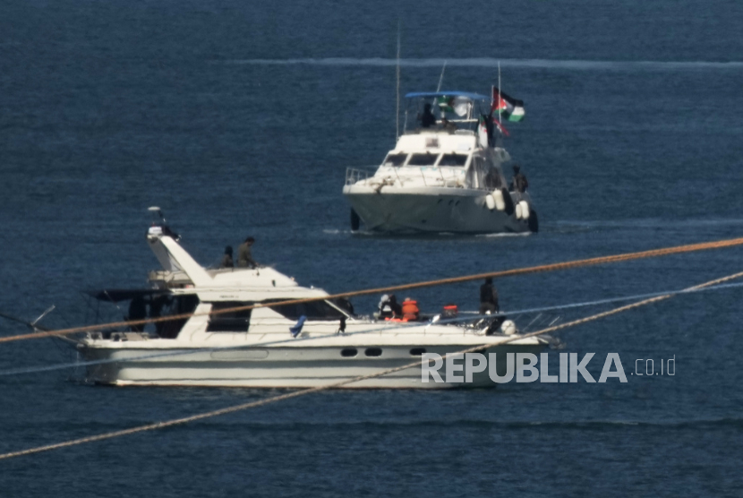 Kapal Angkatan Laut Israel menarik kapal dari Armada Sumud yang mereka bajak menuju pelabuhan Ashdod, Israel, Kamis 2 Oktober 2025.