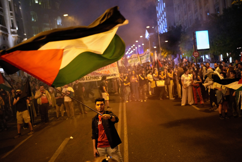 Demonstran pro-Palestina melakukan aksi di Madrid, Spanyol, Kamis, 2 Oktober 2025, sebagai solidaritas dengan Global Sumud Flotilla setelah kapal-kapal dibajak angkatan laut Israel.