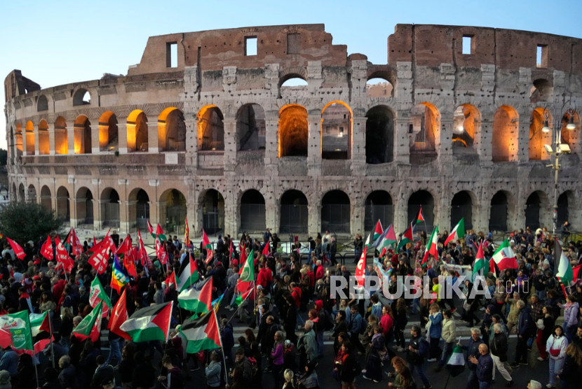 Demonstran pro-Palestina di depan Koloseum saat melakukan aksi di Roma, Italia, Kamis, 2 Oktober 2025, sebagai solidaritas dengan Global Sumud Flotilla setelah kapal-kapal dibajak angkatan laut Israel.
