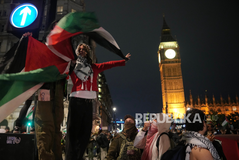 Demonstran pro-Palestina melakukan aksi di London, Inggris, Kamis, 2 Oktober 2025, sebagai solidaritas dengan Global Sumud Flotilla setelah kapal-kapal dibajak angkatan laut Israel.