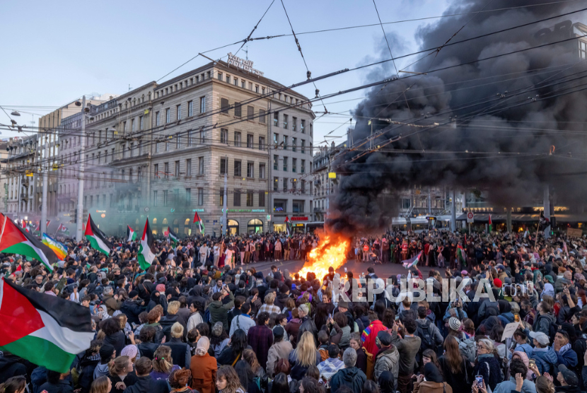 Demonstran pro-Palestina saat melakukan aksi di Jenewa, Swiss, Kamis, 2 Oktober 2025, sebagai solidaritas dengan Global Sumud Flotilla setelah kapal-kapal dibajak angkatan laut Israel.