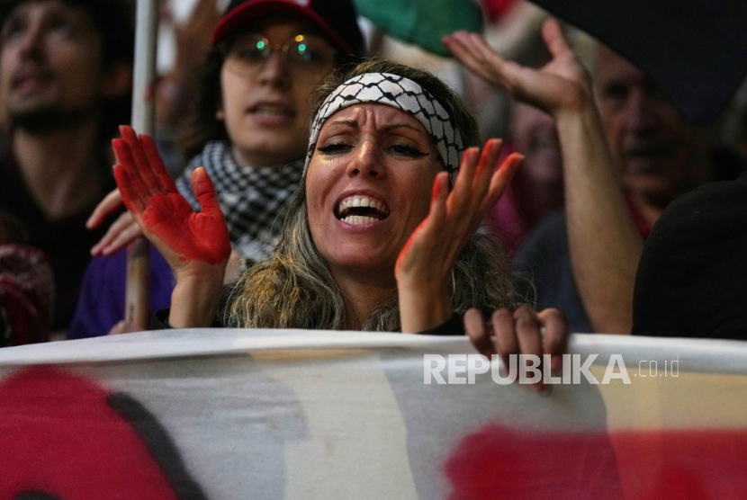 Pendemo pro-Palestina berkumpul di Milan, Italia, Kamis (2/10/2025), untuk memprotes setelah sebuah armada bantuan Slobal Sumud Flotilla yang menuju Gaza dicegat oleh Pasukan Pertahanan Israel di Laut Mediterania pada Rabu (1/10/2025). 