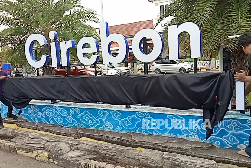 Nama BT Batik Trusmi dicopot dari Stasiun Cirebon, Kamis (2/10/2025). 