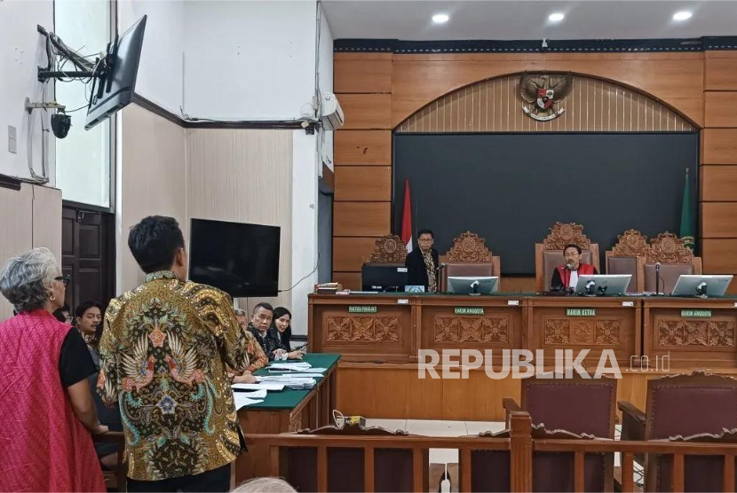 Perwakilan pegiat antikorupsi saat mengajukan amicus curiae pada sidang praperadilan Nadiem Anwar Makarim di Pengadilan Negeri Jakarta Selatan (PN Jaksel), Jumat (3/10/2025).