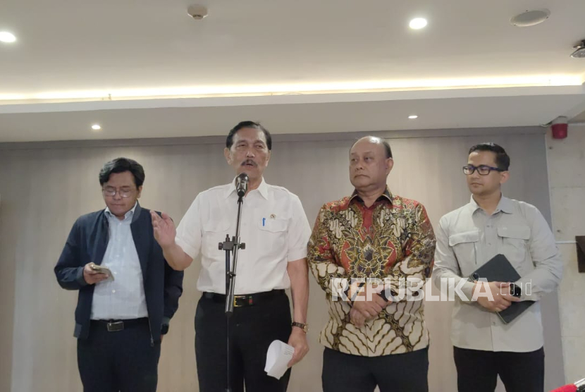 Kepala DEN Luhut Binsar Pandjaitan dan Kepala BGN Dadan Hindayana di kantor DEN, Jakarta Pusat, Jumat (3/10/2025).