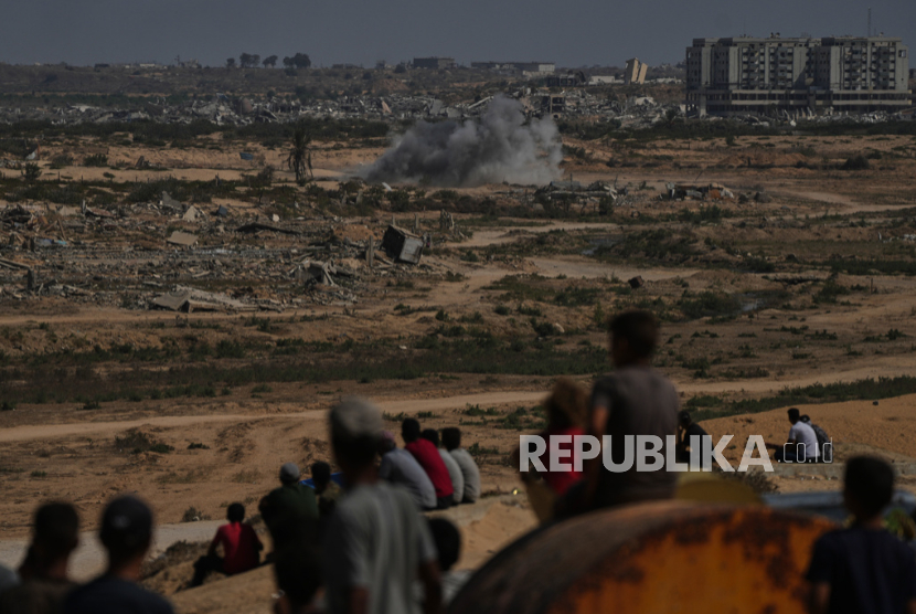 Asap mengepul menyusul penembakan tentara Israel di Jalur Gaza tengah, Sabtu, 4 Oktober 2025.
