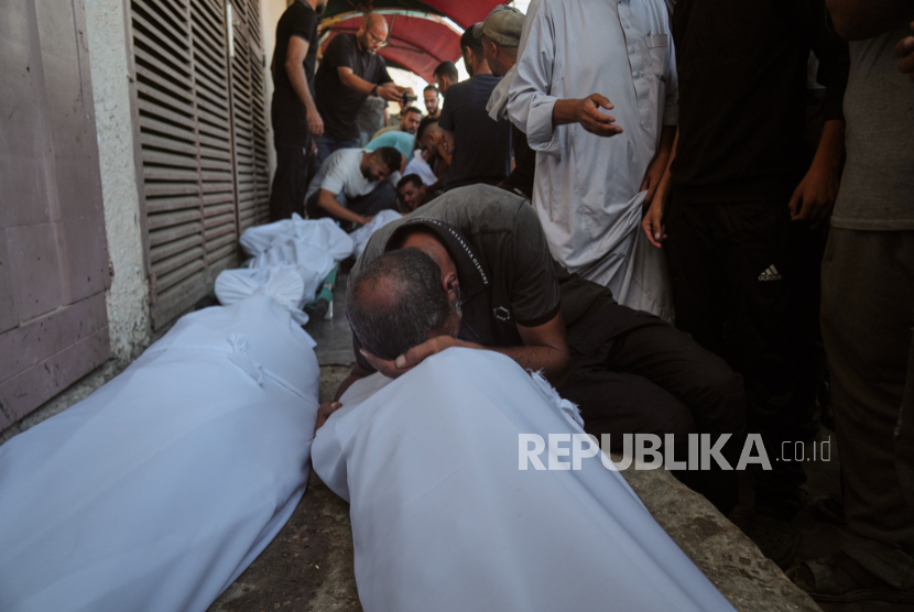 Para pelayat menghadiri pemakaman warga Palestina yang syahid dalam serangan tentara Israel, di luar Rumah Sakit Al-Aqsa di Deir al-Balah, Jalur Gaza tengah, Sabtu, 4 Oktober 2025.