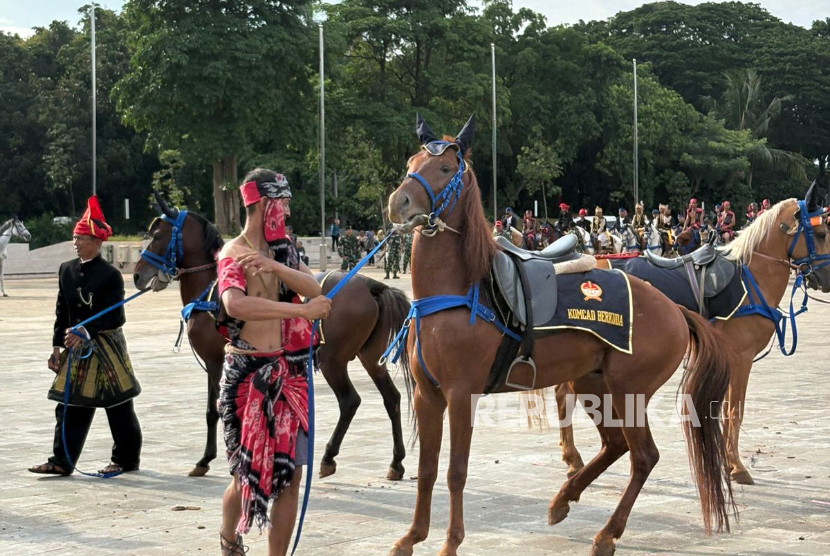 Pasukan Komcad Berkuda mengenakan pakaian adat di Lapangan Monas, Jakarta Pusat.