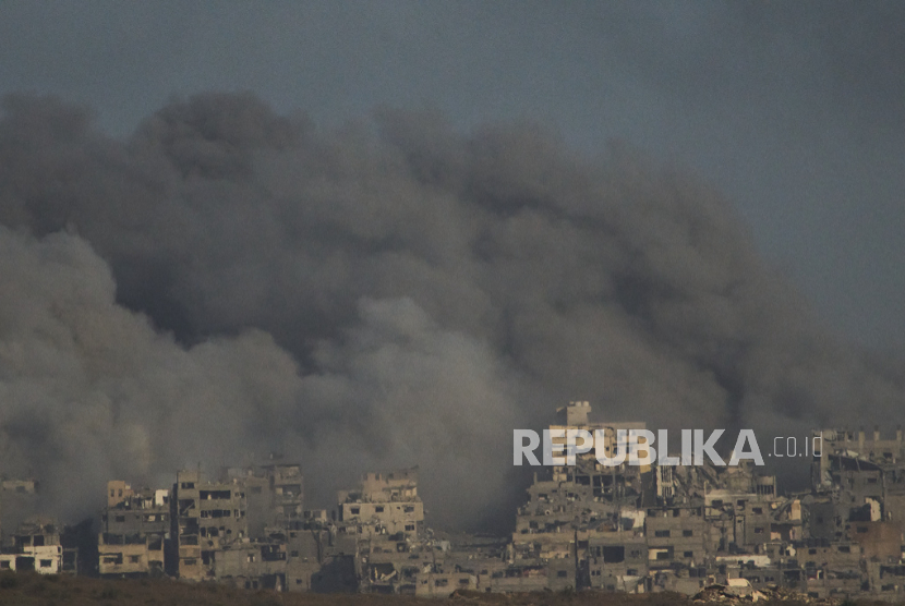Asap mengepul di Jalur Gaza menyusul pemboman Israel, terlihat dari Israel selatan, Ahad, 5 Oktober 2025.