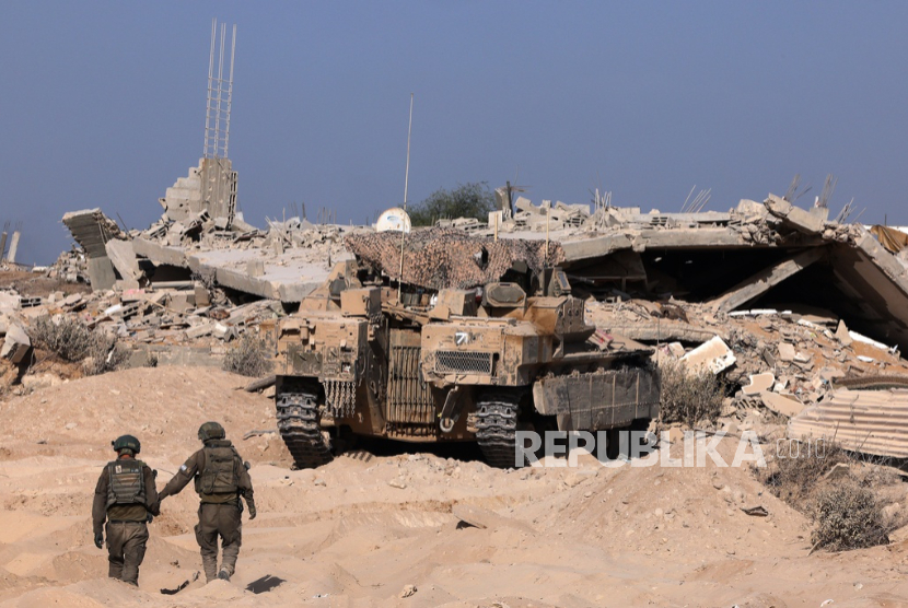 Pasukan Israel beroperasi di dalam Jalur Gaza, Ahad, 5 Oktober 2025.