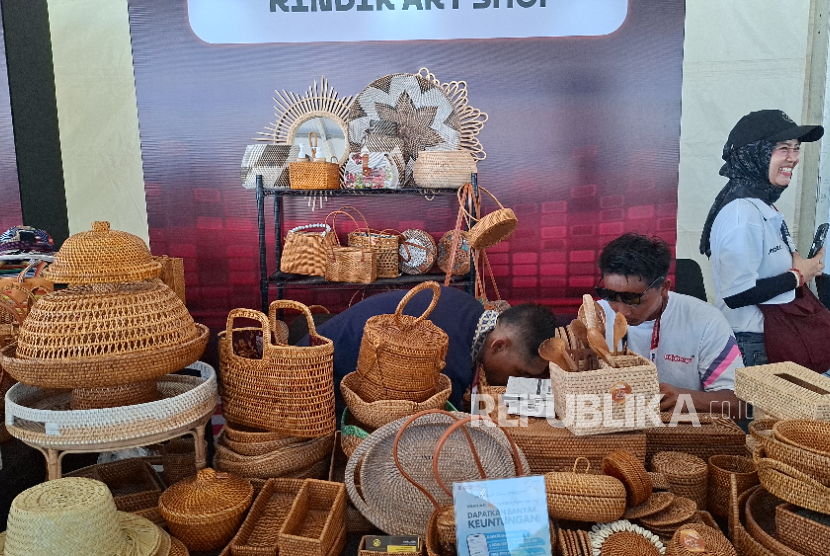 Pelaku UMKM binaan Pertamina membuka stand di Sirkuit Pertamina Mandalika, Ahad (5/10/2025).