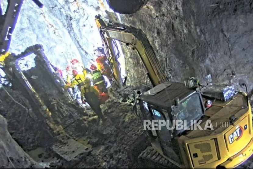 Proses evakuasi tujuh pekerja PT Freeport Indonesia yang tertimbun.