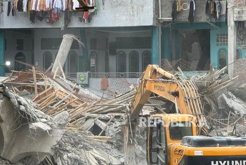 Petugas mencari jenazah di antara reruntuhan bangunan Ponpes Al Khoziny di Buduran, Kabupaten Sidoarjo, Jawa Timur, Ahad (5/10/2025).