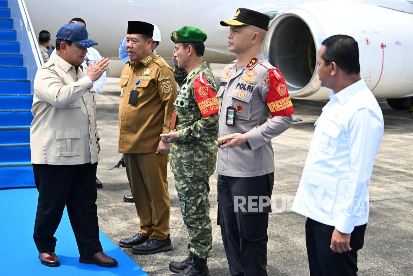 Presiden Prabowo Subianto tiba di Bandara Depati Amir, Kabupaten Bangka Tengah, Provinsi Kepulauan Bangka Belitung (Babel) pada Senin (6/10/2025). 