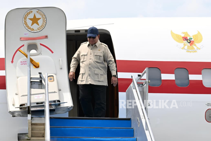 Presiden Prabowo Subianto tiba di Bandara Depati Amir, Kabupaten Bangka Tengah, Provinsi Kepulauan Bangka Belitung (Babel) pada Senin (6/10/2025). 
