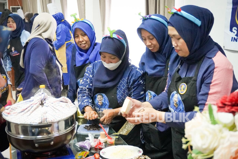 Pelatihan membuat kue viral bagi ibu-ibu pelaku UMKM di Kota Bogor.
