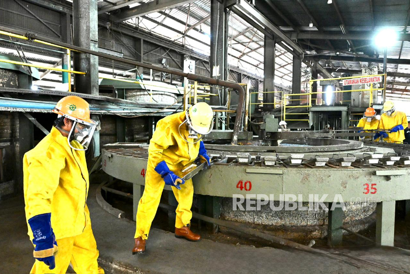 Satgas PKH menyita enam smelter pengolahan bijih timah di PT Tinindo Internusa di Kota Pangkalpinang, Provinsi Babel, Senin (6/10/2025).