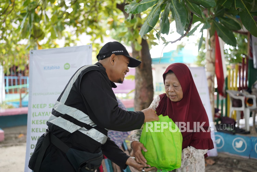 Warga Pulau Harapan, Kabupaten Kepulauan Seribu menerima bantuan dari IZI dan Kitabisa.