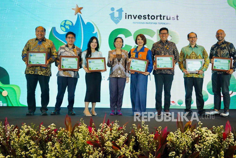 Corporate Secretary TBIG Ryo Arief Wibisono (paling kanan) menerima  Investortrust CSR Awards 2025. Penghargaan Merit Achievement Awards itu diberikan kepada perusahaan-perusahaan dengan praktik tanggung jawab sosial yang inovatif, berkelanjutan, dan berdampak signifikan di berbagai bidang. 