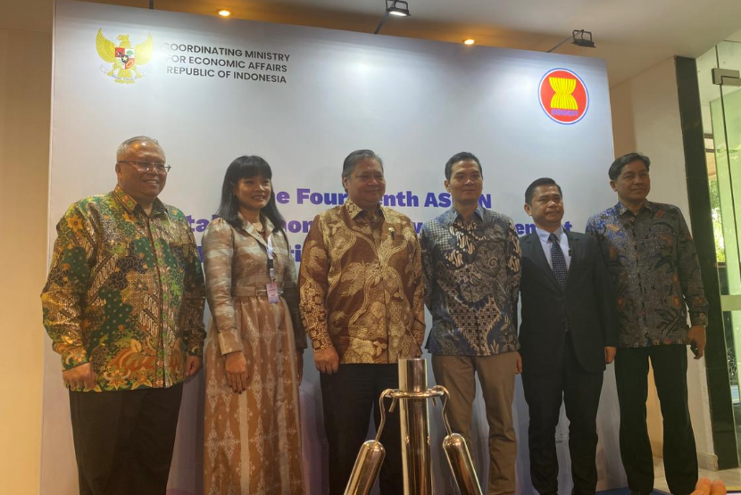 Menteri Koordinator Bidang Perekonomian Airlangga Hartarto (tengah) dalam Konferensi Pers Perundingan Asean DEFA Putaran ke-14 di Hotel Le Meridien, Jakarta, Selasa (7/10/2025). 