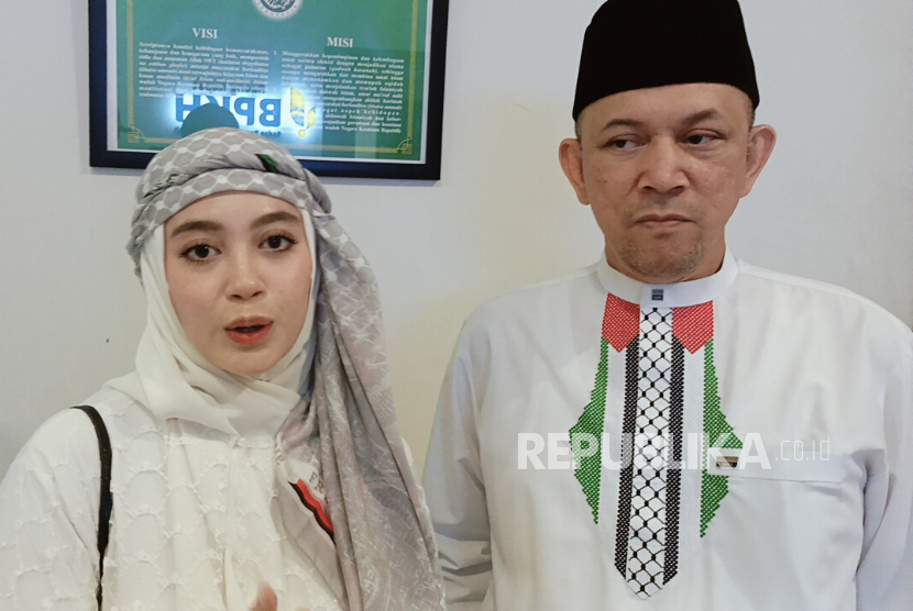 Eks member JKT48, Nabilah Ayu bersama Ustadz Erick Yusuf menyampaikan pandangannya terkait dua tahun genosida di Gaza saat menghadiri acara Konsolidasi Nasional Civil Society Indonesia Terkait Palestina di Kantor MUI Pusat, Jakarta Pusat, Selasa (7/10/2025). 