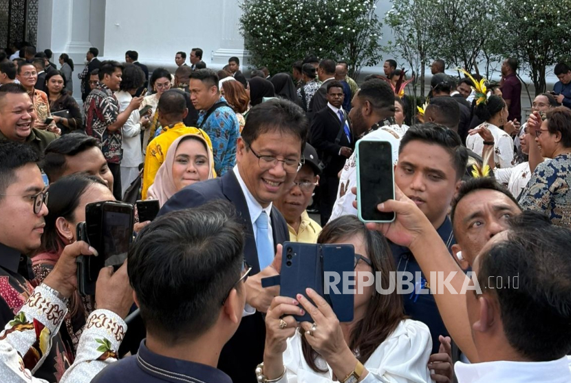 Menkeu Purbaya Yudhi Sadewa menjadi sasaran selfie warga Papua di Istana Kepresidenan Jakarta, Kamis (9/10/2025).