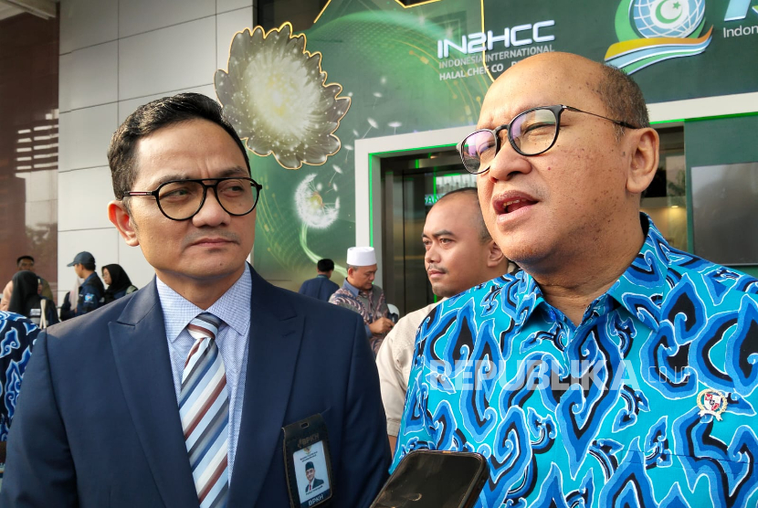 Chief Executive Officer (CEO) Danantara Rosan Roeslani (kanan) bersama Kepala BPKH Fadlul Imansyah saat menghadiri International Hajj Fund Forum Ke-7 di ISEF 2025, JI-Expo, Kemayoran, Jakarta, Rabu (8/10/2025).