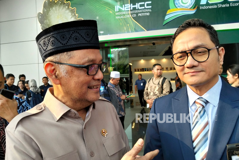 Menteri Haji dan Umrah Muhammad Irfan Yusuf (kiri) bersama Kepala BPKH Fadlul Imansyah saat menghadiri International Hajj Fund Forum Ke-7 di ISEF 2025, JI-Expo, Kemayoran, Jakarta, Rabu (8/10/2025). 
