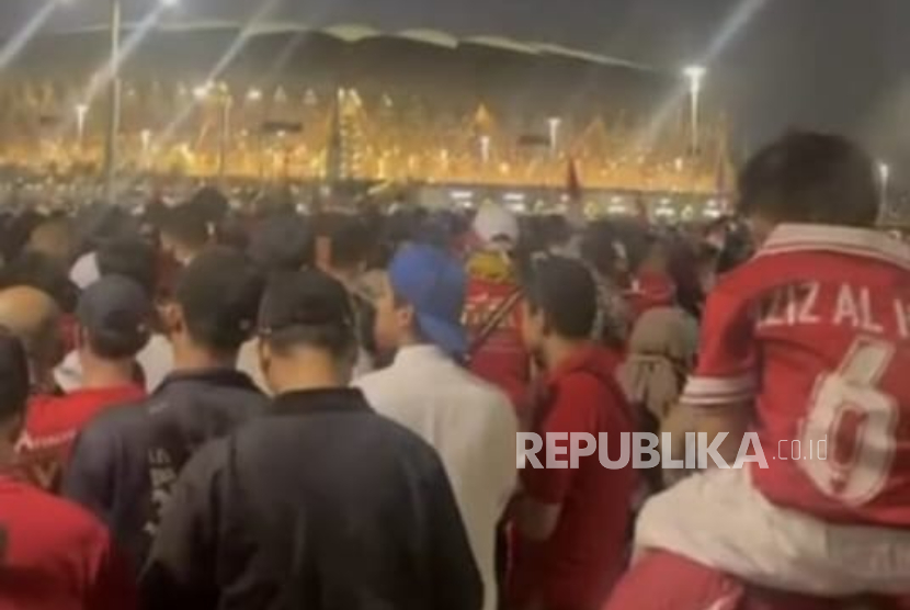 Suporter timnas Indonesia tertahan di luar Stadion King Abdullah Sports City, Jeddah, Arab Saudi menjelang pertandingan timnas Indonesia vs Arab Saudi. 