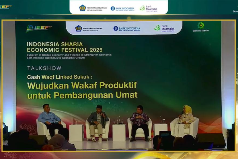 Direktur Pembiayaan Syariah Direktorat Jenderal Pengelolaan Pembiayaan dan Risiko (DJPPR) Kementerian Keuangan, Deni Ridwan, berbicara dalam forum Indonesia Sharia Economic Festival (ISEF) 2025 di Jakarta, Rabu (8/10/2025).