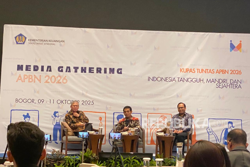 Pelaksana Tugas (Plt) Direktur Utama Lembaga Pengelola Dana Pendidikan (LPDP) Sudarto (tengah).