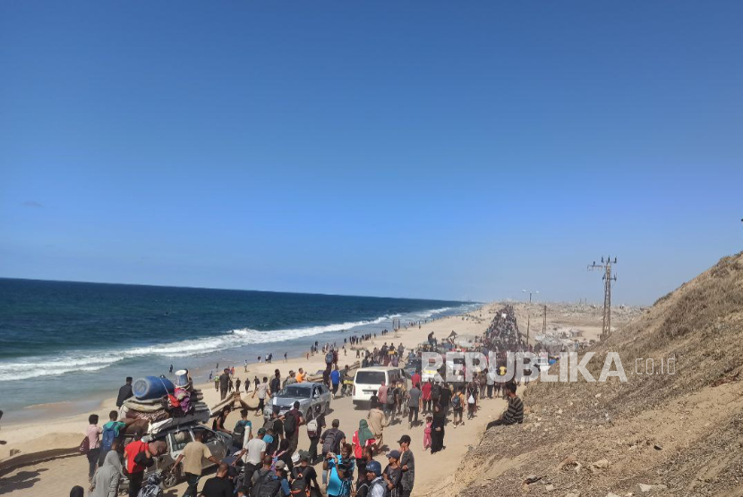 Ratusan ribu pengungsi Palestina kembali ke Kota Gaza melalui Jalan Al-Rasheed pada Jumat, 10 Oktober 2025. Ini menyusul gencatan senjata yang resmi berlaku.
