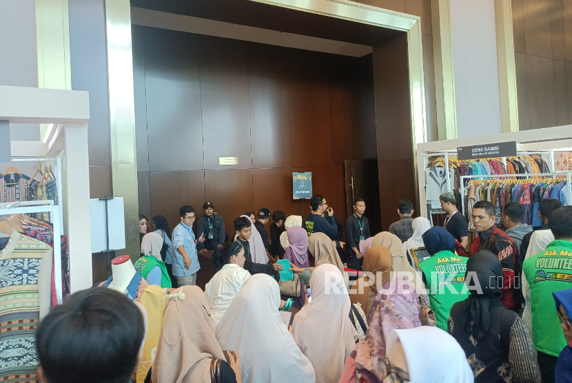 Jamaah milenial dan Gen Z mulai mengantre di lokasi acara Tabligh Akbar Republika di ISEF 2025, JIExpo, Kemayoran, Jakarta, Sabtu (11/10/2025). 