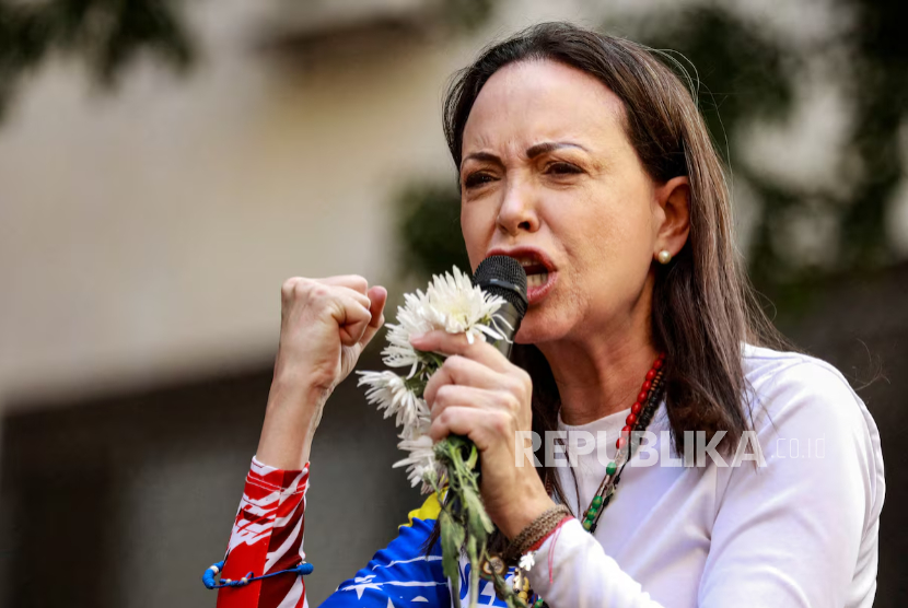 Pemimpin oposisi Venezuela Maria Corina Machado berbicara kepada para pendukungnya pada sebuah protes menjelang pelantikan Presiden Nicolas Maduro di Caracas, Venezuela 9 Januari 2025. 