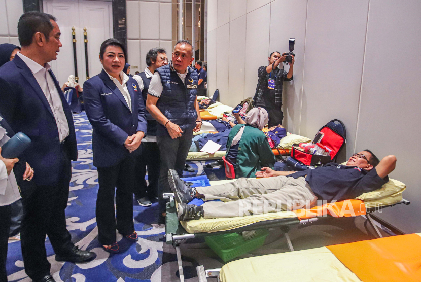 Partai Nasdem menggelar donor darah serentak se-Indonesia di Ballroom Nasdem Tower, Jakarta Pusat, Sabtu (11/10/2025). 