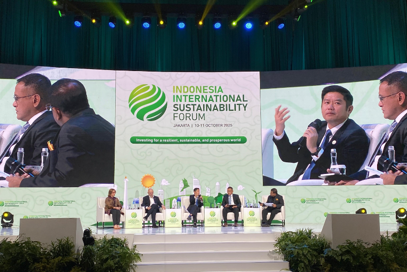 Presiden Direktur PT Astra Agro Lestari Tbk, Djap Tet Fa, saat menjadi pembicara dalam Indonesia International Sustainability Forum (IISF), Jumat (10/10).