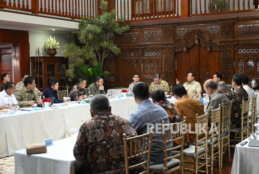 Presiden Prabowo Subianto memimpin rapat di kediaman pribadi Jalan Kertanegara IV, Kebayoran Baru, Jakarta Selatan, Ahad (12/10/2025).