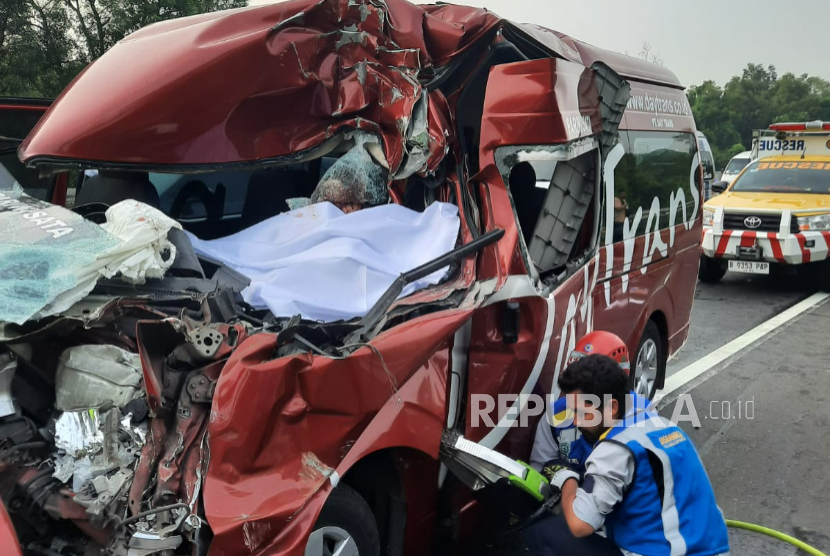 Sebuah mobil travel Daytrans bernomor polisi D 7754 AJ yang dikendarai pengemudi berinisial IS menabrak pantat dump truk di kilometer 77 Tol Cipularang, Senin (13/10/2025) sekitar pukul 05.10 WIB. Akibatnya, satu orang penumpang Tatang Muhidin meninggal dunia dan sembilan orang lainnya luka-luka. 