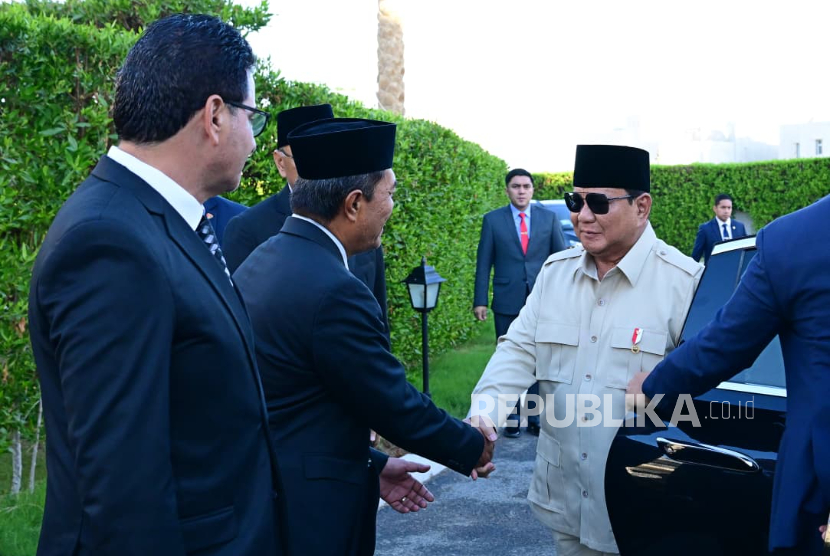 Presiden RI Jenderal (Purn) Prabowo Subianto tiba di penginapan sebelum menghadiri KTT Sharm El-Sheikh, Mesir, Senin (13/10/2025).