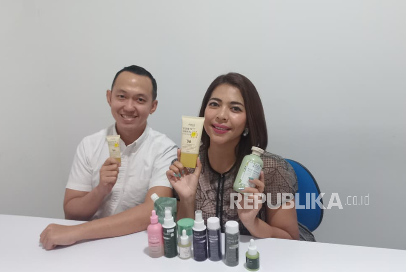 Pemilik Ayree by Ayrianti, Ayu Rianti (kanan) dan suami, Rachmadi Ifarianto (kiri) usai meninjau proses produksi skincare Ayree di Kecamatan Gunung Putri, Kabupaten Bogor, Jawa Barat, Rabu (8/10/2025).