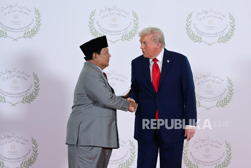 Presiden RI Jenderal (Purn) Prabowo Subianto dan Presiden AS Donald John Trump di lokasi KTT Perdamaian Sharm El-Sheikh di International Congress Centre, Sharm El-Sheikh, Mesir, Senin (13/10/2025) sore waktu setempat.