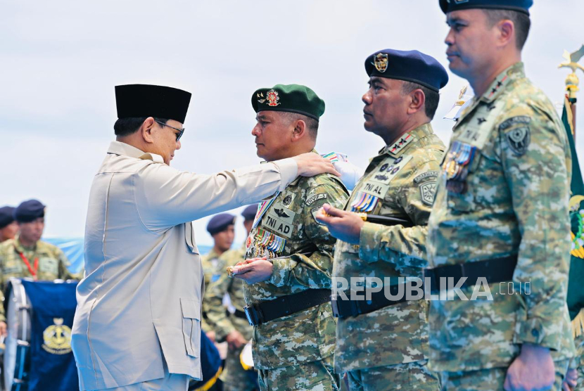 Presiden Prabowo Subianto menganugerahkan Tanda Kehoramatan Bintang Yudha Dharma Pratama kepada Mayjen Bangun Nawoko di saat Presidential Inspection di KRI dr Radjiman Wedyodiningrat-992 di Teluk Jawa pada Kamis (2/10/2025). 