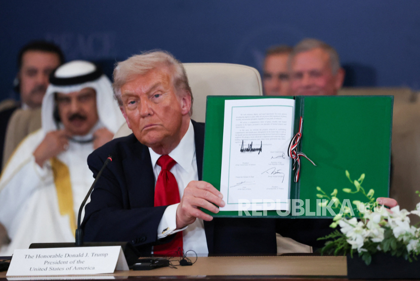 Presiden Donald Trump berpose dengan perjanjian yang ditandatangani pada pertemuan puncak para pemimpin dunia tentang mengakhiri perang Gaza, di Sharm el-Sheikh, Mesir, Senin, 13 Oktober 2025.