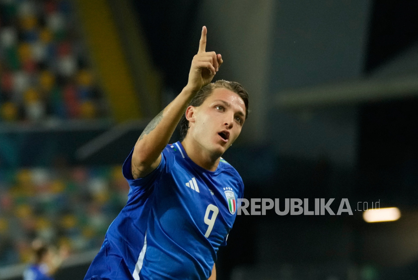 Mateo Retegui dari Italia selepas mencetak gol pada pertandingan sepak bola kualifikasi Grup I Piala Dunia 2026 antara Italia dan Israel di Stadion Bluenergy di Udine, Italia, Selasa, 14 Oktober 2025. 