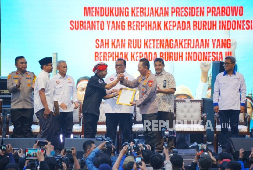 Kapolri Jenderal Listyo Sigit Prabowo bersama kelompok buruh di Jababeka, Kabupaten Bekasi, Jawa Barat.