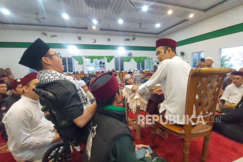 Ustadz Naja Hudia Al Hafidz bersama Tuan Guru Ustadz Abdul Somad (UAS) dalam majelis subuh.