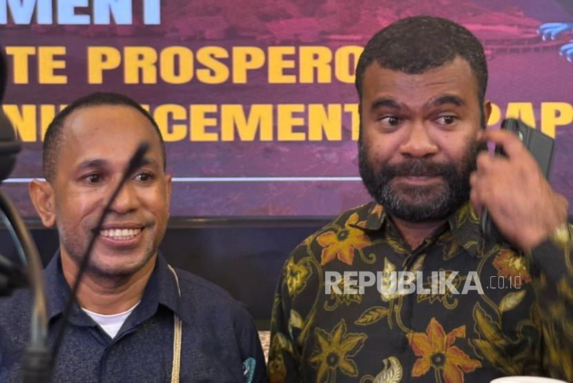 Johni Jonatan Numberi dan Pascal Norotouw selaku pemateri Forum Diplomasi Pertahanan di Hotel Borobudur, Gambir, Jakarta Pusat, Kamis (16/10/2025).
